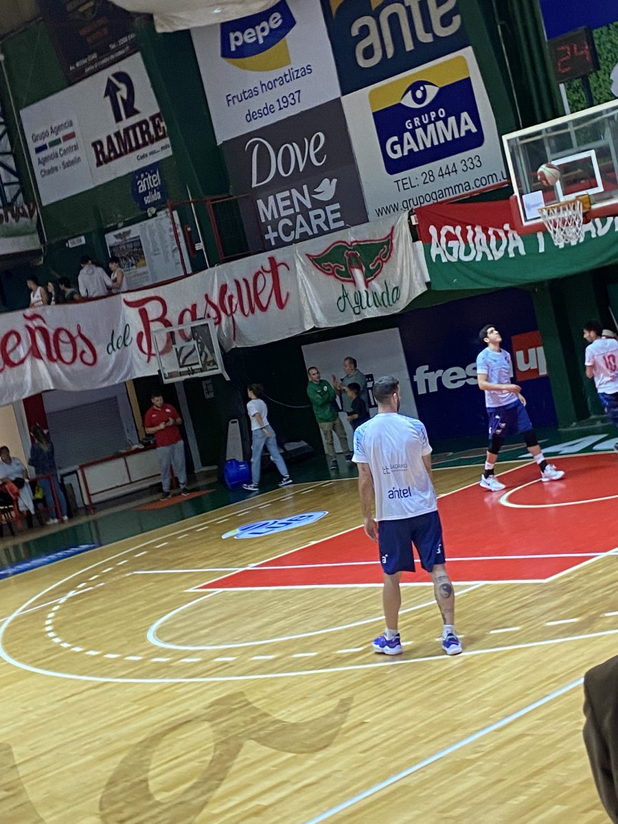 AIRE por @ElEspectador810 ya desde la Av. San Martín:

🎙 <a href="/LaliSonsol/">𝗔𝗹𝗲𝗷𝗮𝗻𝗱𝗿𝗼 𝗦𝗼𝗻𝘀𝗼𝗹</a> <a href="/JuanEsmoris02/">Juan Esmoris</a> <a href="/DiegoSonsol/">Diego Sonsol</a> 

🗣 <a href="/CasalanguidaN/">Nicolás Casalánguida</a>, DT de Aguada

⏰ 21:15
🏀 <a href="/Aguada_oficial/">Club Atlético Aguada</a> (2)-(2) <a href="/CNdeFbasketball/">Nacional Basketball</a>
🎤 Lali #Ottonello <a href="/diegop91/">Diego Pose Revetria</a> <a href="/JuanCholoRodri1/">Cholo Locutor🎤🎧</a> 

ℹ️ @tongaa1999 

🌍 Espectador.Com/envivo