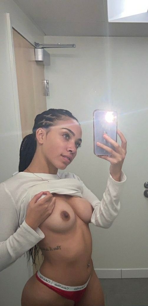 ViralHeatt's tweet photo. She Fine?👀 #Lightskin #Boobs #Titties #Fine https://t.co/N7sI0vHWlH