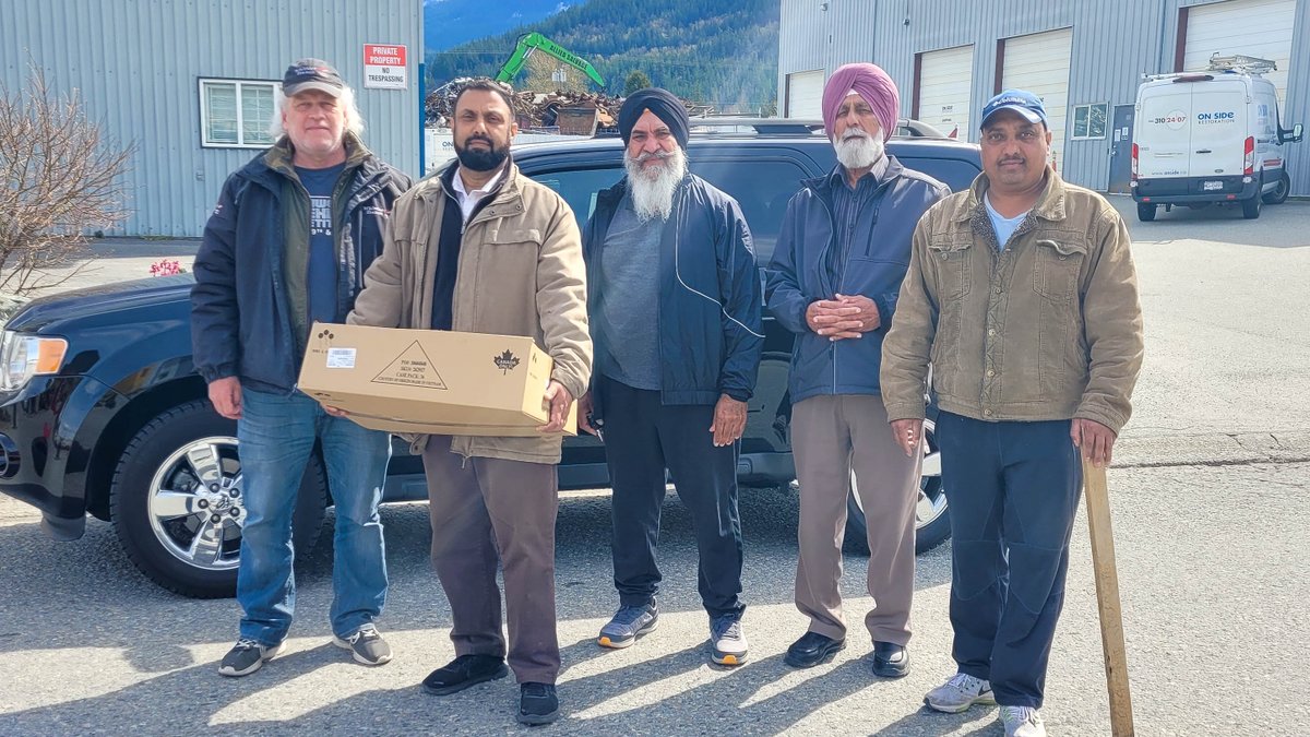 UniforTheUnion's tweet photo. 81 days on the @BCTransit picket line and the community is still taking the time to visit Local 114 members with meals and other gestures of support. 
You can take action by writing the area’s idle politicians: https://t.co/KcqqX6TzKI #bclab #canlab https://t.co/0i9hR1Ajdi