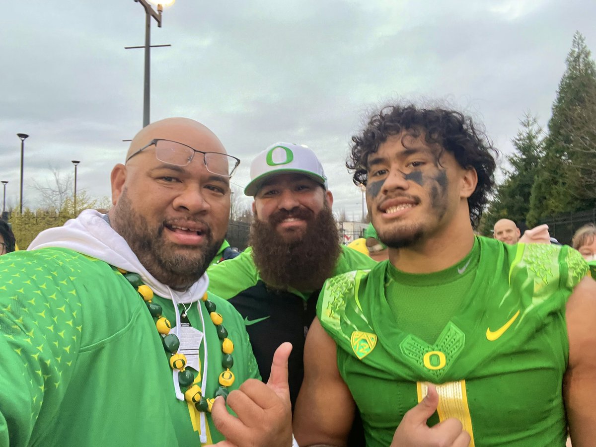 godux1987's tweet photo. Last pic from #Autzen last year was of Me, Mr @gsewell_sr and @B1essah π€π¦
See all of yβall in the EUG this weekend for the 2022 @oregonfootball π¦ Spring Game!
Canβt wait to see @CoachDanLanning and co for the first time!
#OregonIsFamily #GoDucks #DucksDoMoreFoodDrive π¦ https://t.co/LY2m2KFXZf