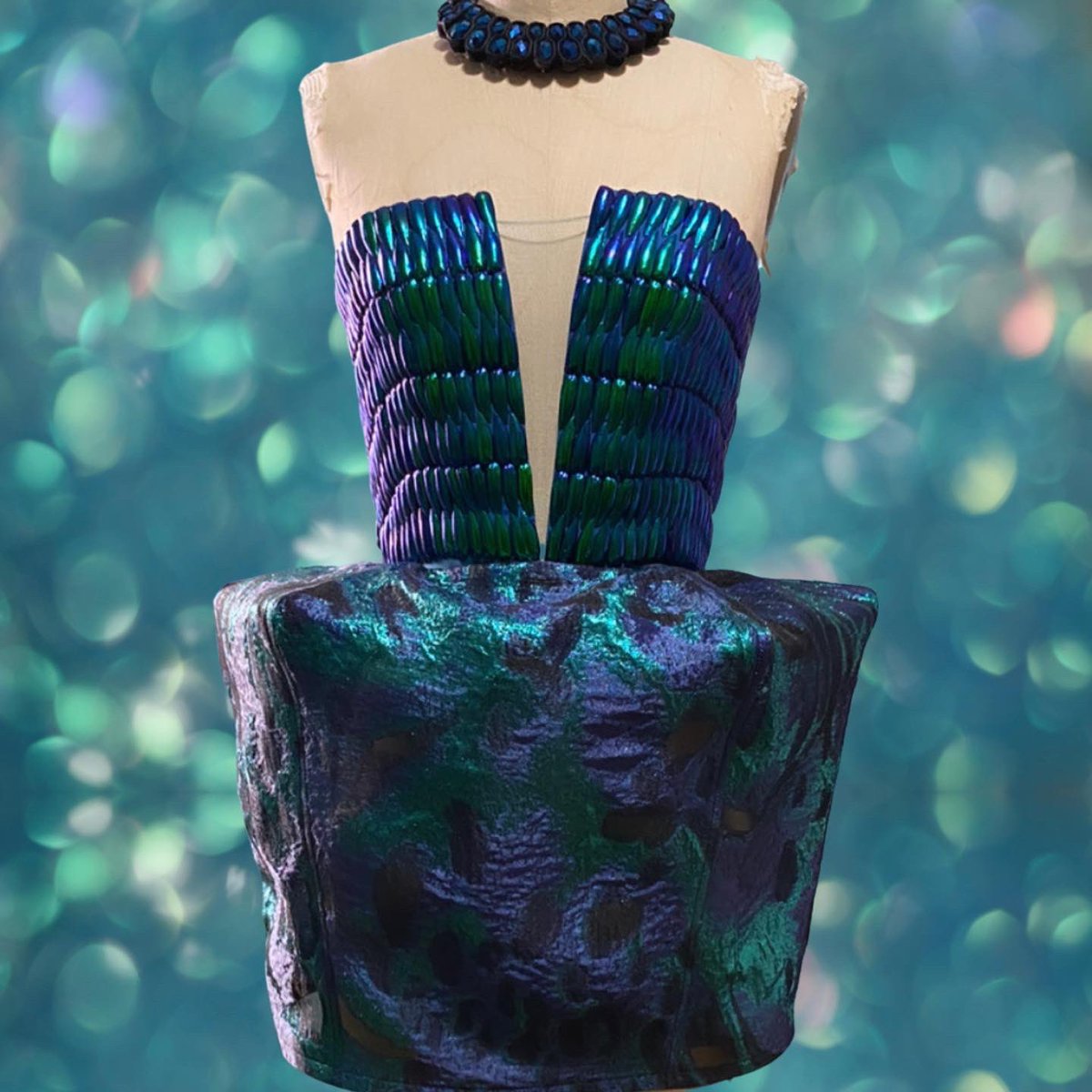 the #beetlewingdress is made of approximately 570 individual sternocera beetlewings that are delicately &amp; meticulously hand sewn to the silk bodice. the wings are ethically sourced, &amp; the carapace is only harvested after the beetle’s natural demise. 

red carpet 📸: jack hathaway