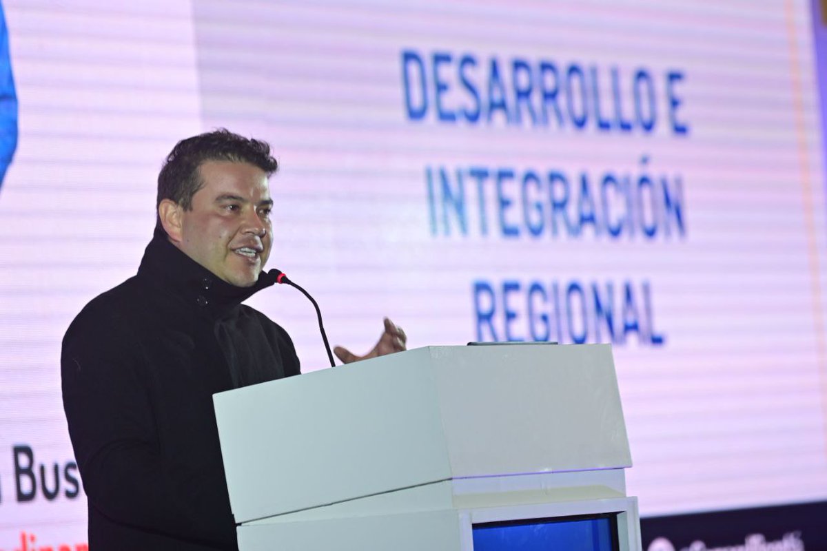 nicolasgarciab's tweet photo. Hoy participé en la Asamblea anual de afiliados de @CAMACOLBOGOTA, en la que conversamos sobre el futuro de la política de vivienda, el desarrollo y la integración regional, con énfasis en el acompañamiento de los proyectos de movilidad. https://t.co/eHOqLUQbqh