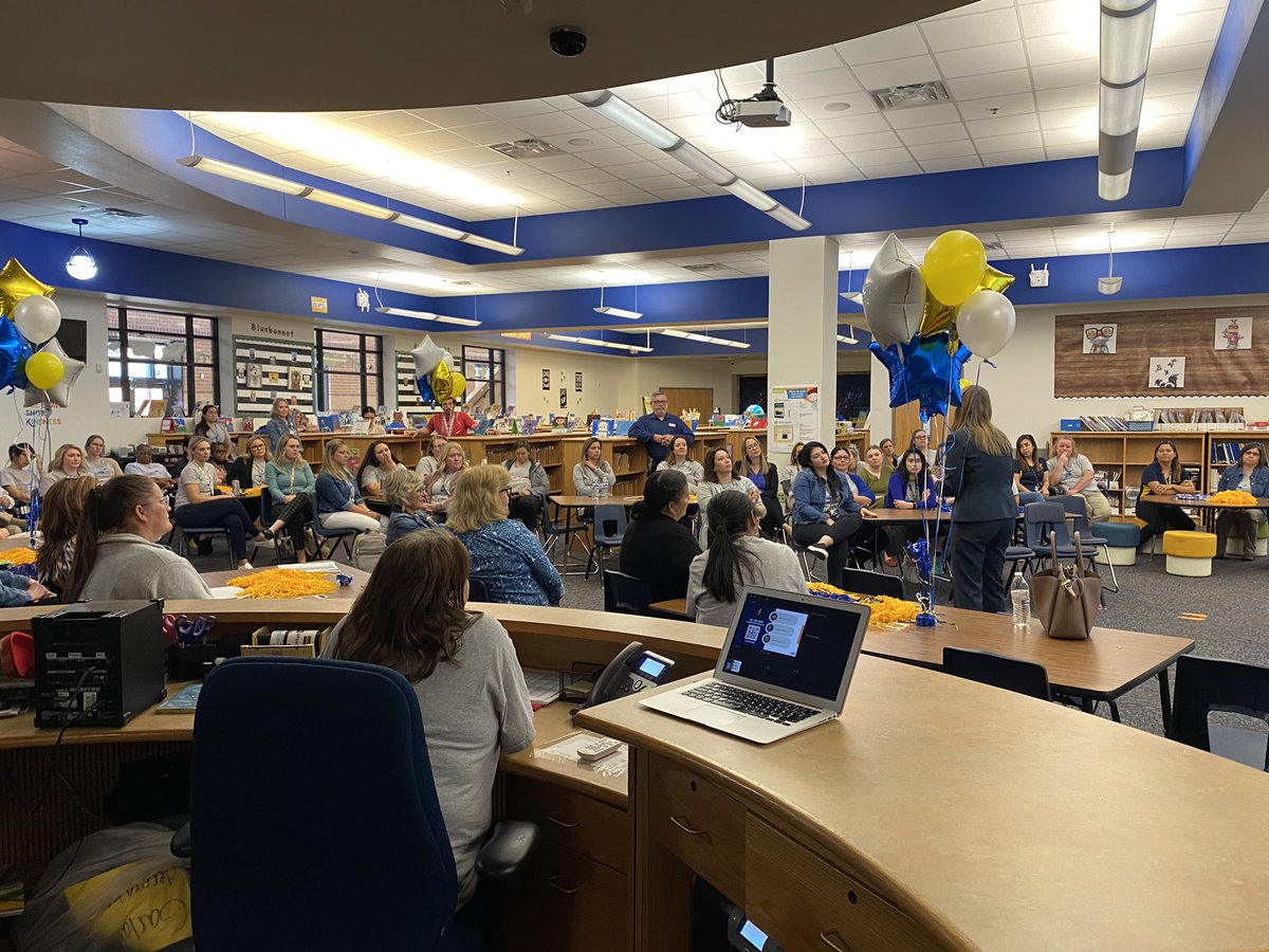 vanunio's tweet photo. It was a fantatisc afternoon at Lakeland Elementary! We had Dr. Rapp visit us and be recognized as a Common Sense School! @LakelandES @loridrapp @ITSHarycki @CarlyBeckITF https://t.co/Er7MLrYVsS