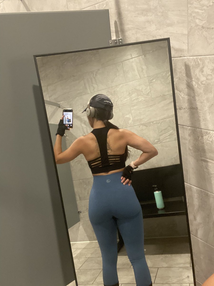 shvwnvmvc's tweet image. Catfishing from the back while flexing👈🏼
👉🏼Looking like a whole ass Winnie the Pooh from the front 😂 #22weeks