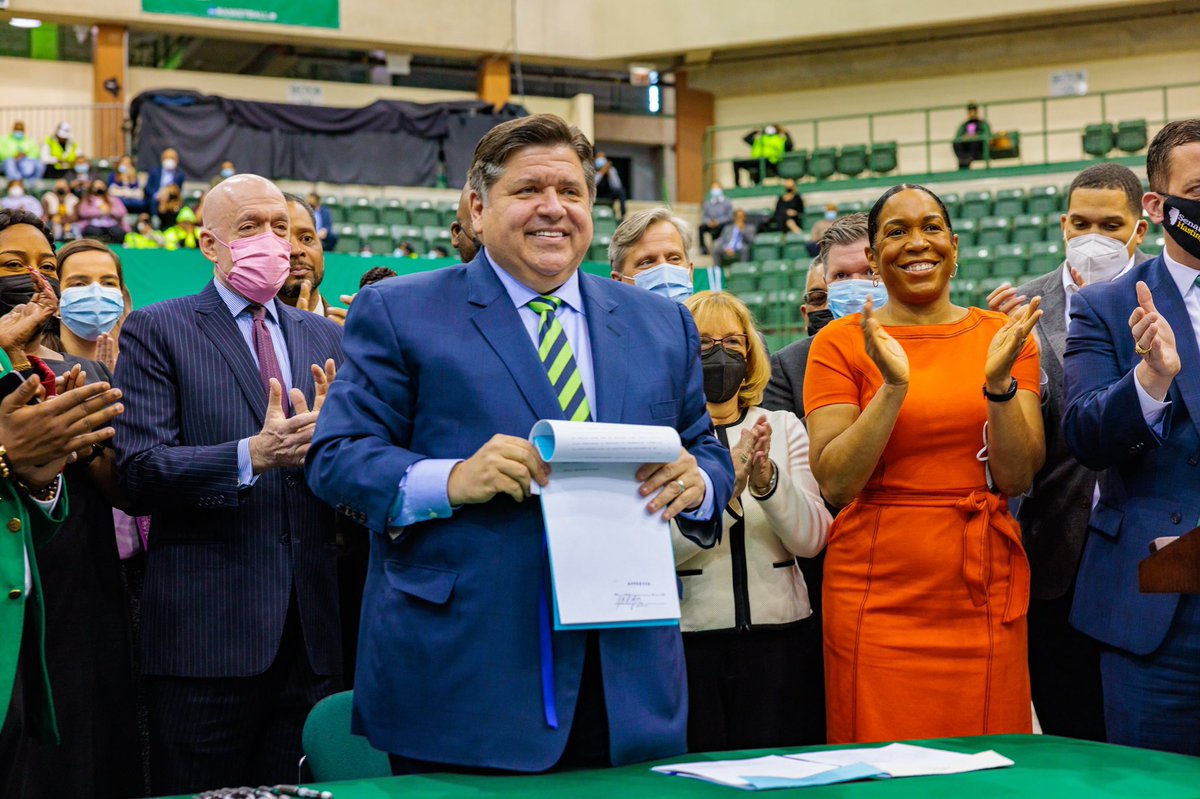 JBPritzker's tweet photo. For the fourth straight year, I’ve signed a balanced budget into law.

Democrats in Illinois are setting an example for how to be fiscally responsible while putting working families first.

Our state’s future is bright. https://t.co/oUNy4mr9TE