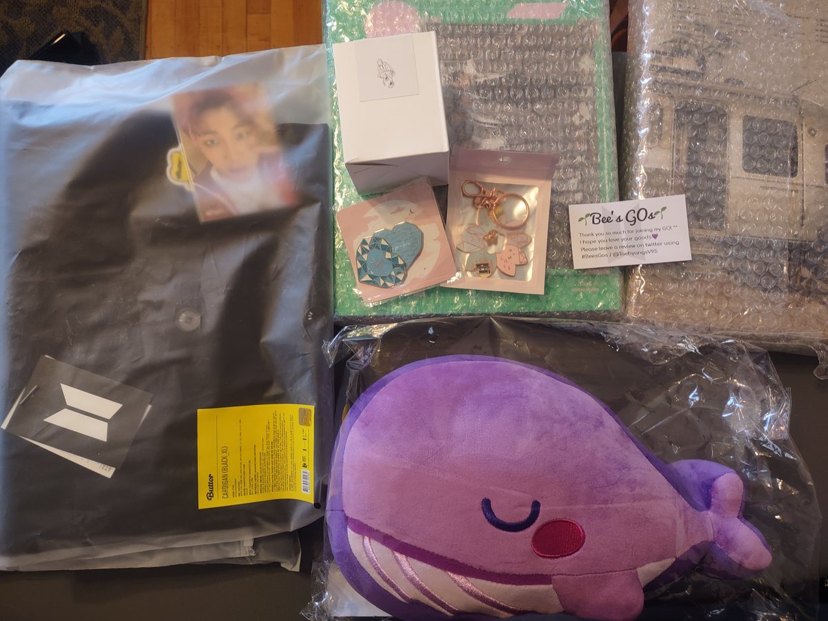 fay_w19's tweet photo. Look at what arrived today!😍Thank you @TaehyungsV95 for hosting all these GOs💜 
It arrived so fast and everything was packaged so nicely! 
 #BeesGos https://t.co/TMzzAeTuqX
