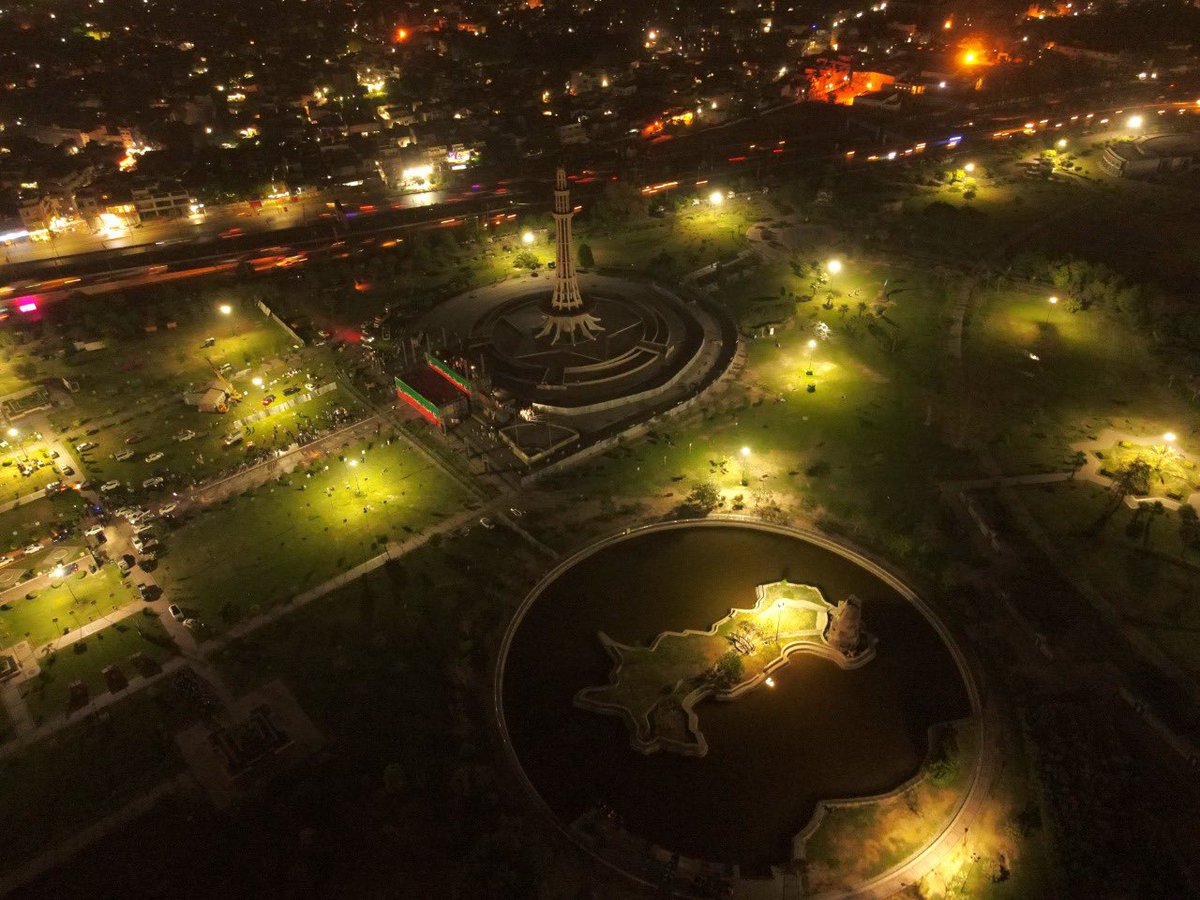 Beautiful shot of #LahoreJalsa venue, Minar-e-Pakistan! In 1940, Pakistan resolution was passed here for Azaadi, and now in 2022, Pakistanis will stand with Chairman Imran Khan to fight for our Haqeeqi Azaadi, our sovereignty! #PakistanNeedsElections
#امپورٹڈ_حکومت_نامنظور