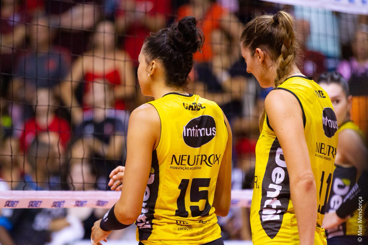 centralbuijrol's tweet photo. não mas essas duas na rede! 🖤💛

📸: @mendoncamari no instagram! https://t.co/1wXPaGdRjZ