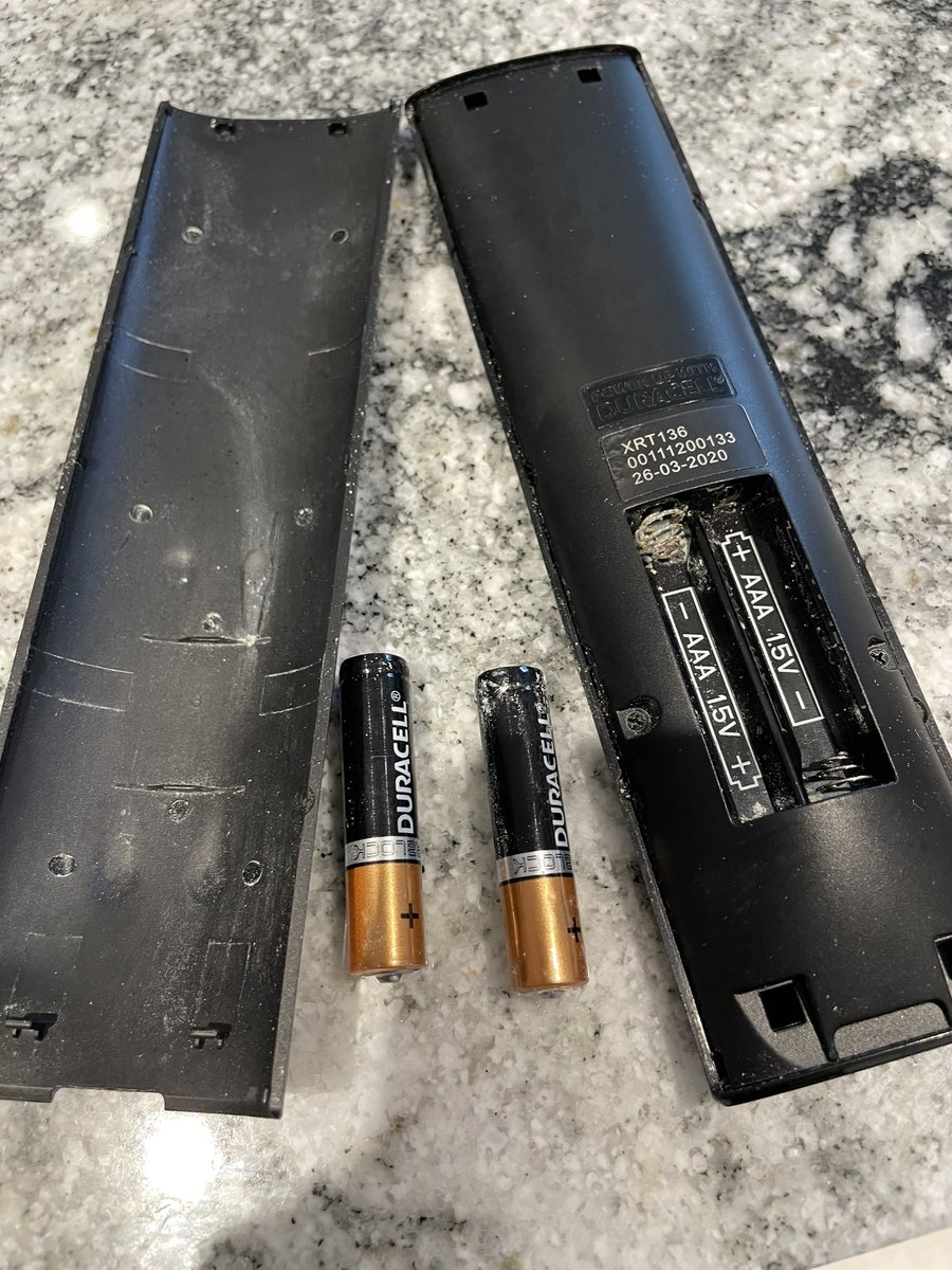 ChlBen's tweet photo. WTF @Target I purchased a 65” Samsung tv from you today and the screen was broken, had old batteries in the remote with battery acid all over, and came with the wrong cord. Make sure you sell quality products. Dissatisfied! @SamsungUS https://t.co/aurjTNCrpw