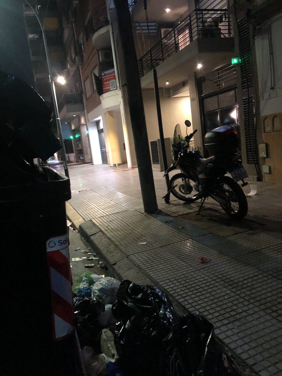 clarisa06593504's tweet photo. @gcba Así se encuentra casi todos los días el contenedor mal ubicado en la puerta de mi casa particular. Te edificios vacían su basura en la puerta de mi casa. Fui al CGP y me contacté con Solbayres y resulta que esa no es la ubicación que corresponde y sin embargo sigue el cont ahí https://t.co/uaMZZ2w0ap