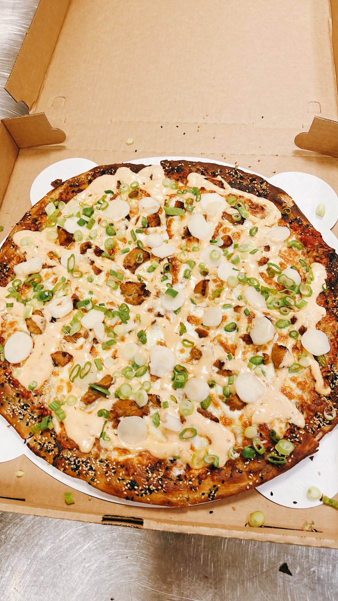 makeboluopizza's tweet photo. KEWPIE- 1 of 8 signature pies. Ginger-soy chicken, water chestnuts, edamame, pickled kewpie sauce, fresh tomato sauce, mozzarella cheese, sesame seed crust. You still haven't tried our #ScallionPancakePizza yet?!?!?! 😳 Be kind to yourself &amp; send in your order!🤗 #MakeboluoPizza https://t.co/KkpOos1hgp