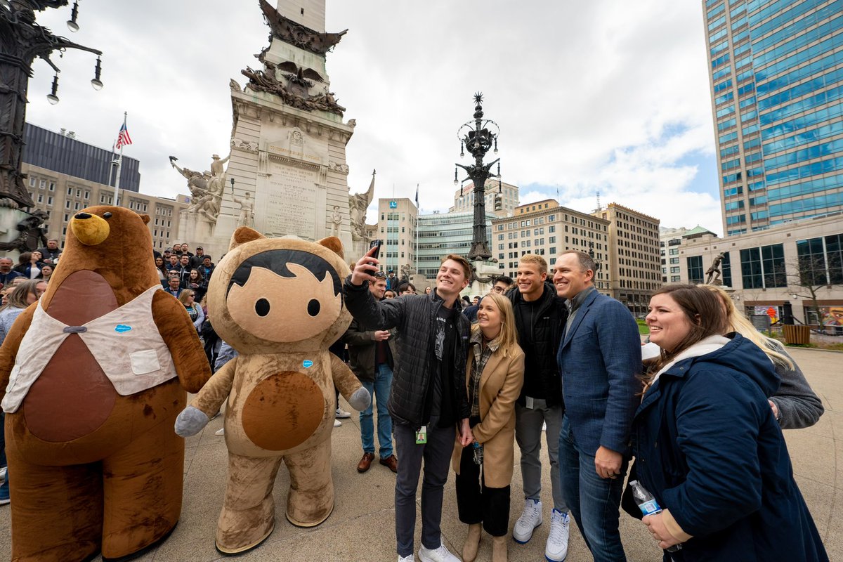 btaylor's tweet photo. Great to spend time with @Salesforce customers, employees, and Trailblazers in Indianapolis today — and great to see @GovHolcomb in person at our party on Monument Circle. Salesforce ❤️ Indiana https://t.co/pwDJPHN5bH