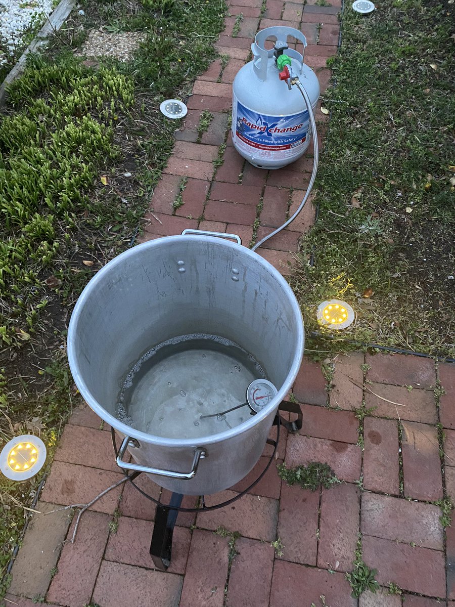 Schnitzel's tweet photo. Nothing to see here, just boiling off the water in my #bitcool 🙈#btcwaterheater thanks to @The_SLIC_Expert for the awesome support 💚 https://t.co/slHBYLJeDh