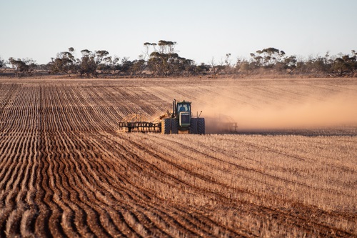 VFFMOFS's tweet photo. Have you started #sowing on your #farm yet? VFF Grains Council President Ashley Fraser encourages farmers to implement #safetypractices when getting the crop in this year - "You are your farms most valuable asset, so don't risk it". A great read here ➡️https://t.co/3ktaotkwAg https://t.co/HPLsZOLqXR