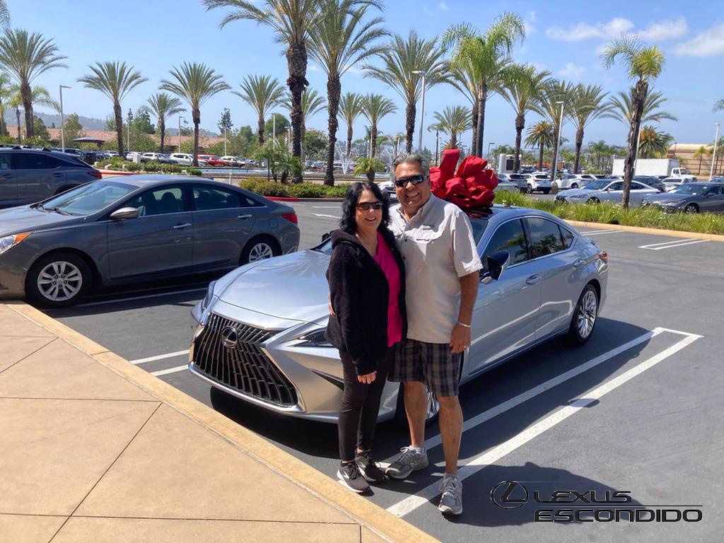 LexusEscondido's tweet photo. Happy Customers in their new Lexus ES ❤️
Sold by Karen Mackichan
#Autojoyment #LexusEscondido #LexusES #LexusFamily https://t.co/vGSbufn4KM