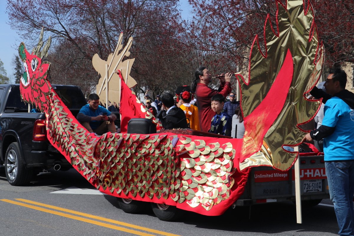 CALex_MA's tweet photo. Wonderful Patriots' Day Parade! We are so proud of our volunteers who stayed up late and made these two spectacular golden dragons from designing, selecting &amp; buying materials, drawing, cutting, sewing, painting to carpentry and other work. https://t.co/eaPJa9hB8Z