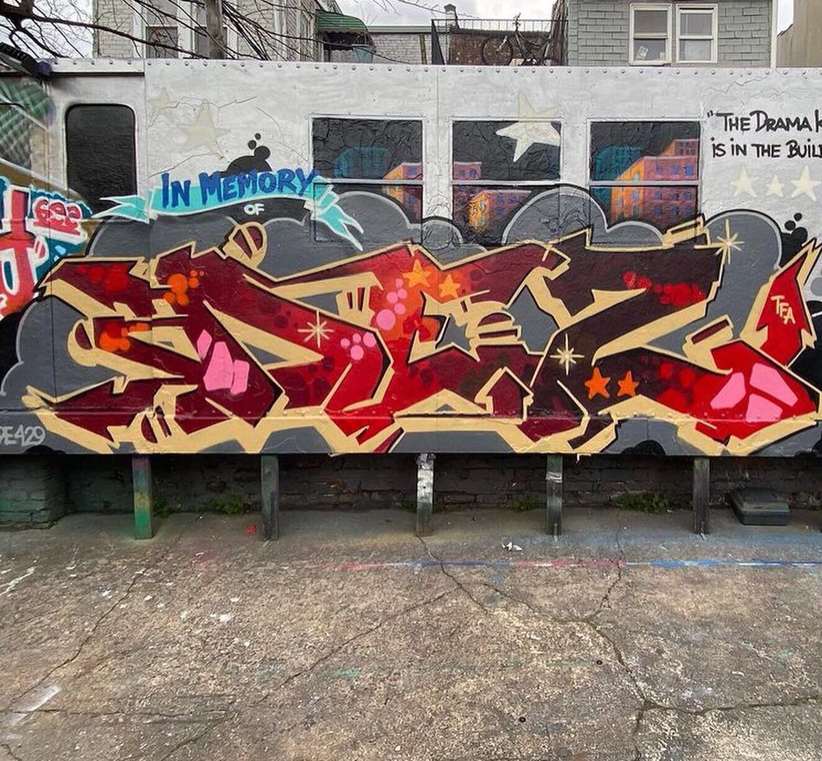 chichigetMIYAYO's tweet photo. TRIBUTE FOR #DJKAYSLAY BY THE LEGENDARY #TATSCRU 🙏 #GRAFFITI #HIPHOP #RIPDEZ #DEZ #RIPDJKAYSLAY https://t.co/cN4GJZFlTw
