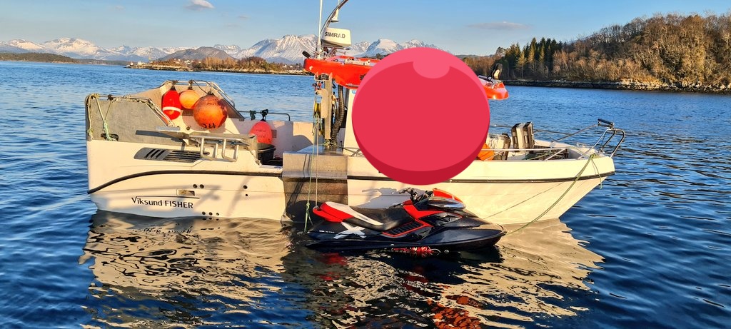 NSSR's tweet photo. #sula #aalesund #rs154 #rsdnvii har tirsdag kveld assistert en vannscooter med vanninntrengning og en fritidsbåt med motortrøbbel.
Vannscooteren ble etterkvart hengt i ei kraftblokk på en speedsjark, tatt med inn til land og løftet opp med kran.
Fritidsbåten ble slept hjem. https://t.co/8sYfroYsEP
