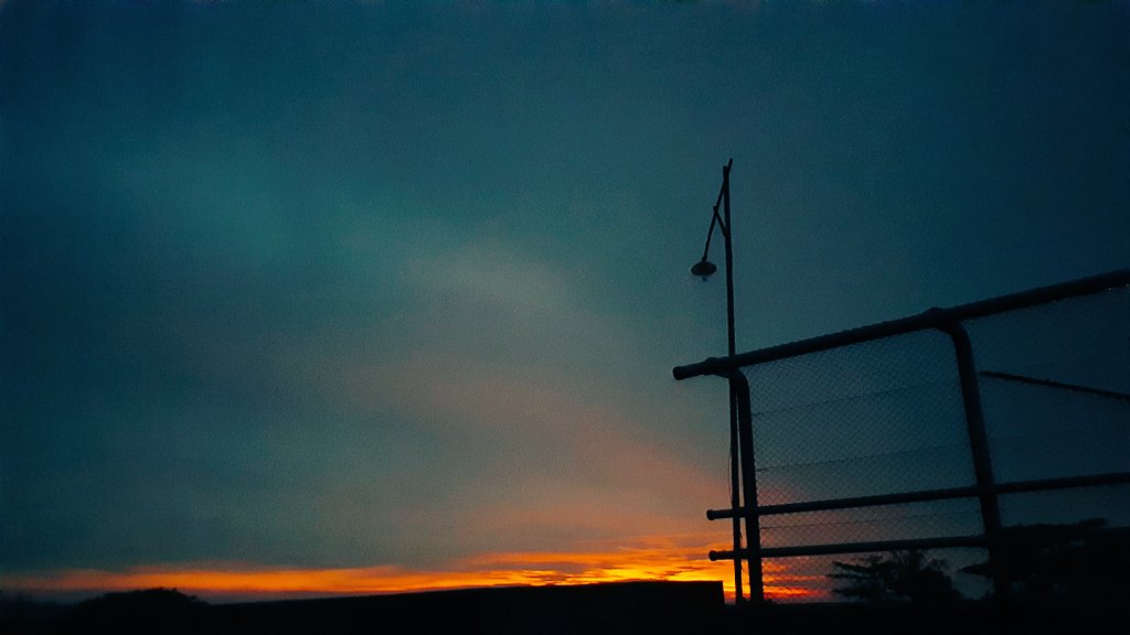 AndLuthfi's tweet photo. Sugeng enjingโ
#dunia #masih #berputar
#pagi #morning #sunrise #photo #sunrisephotography #PhotoOfTheDay #photographer https://t.co/lhO7aZnQkb