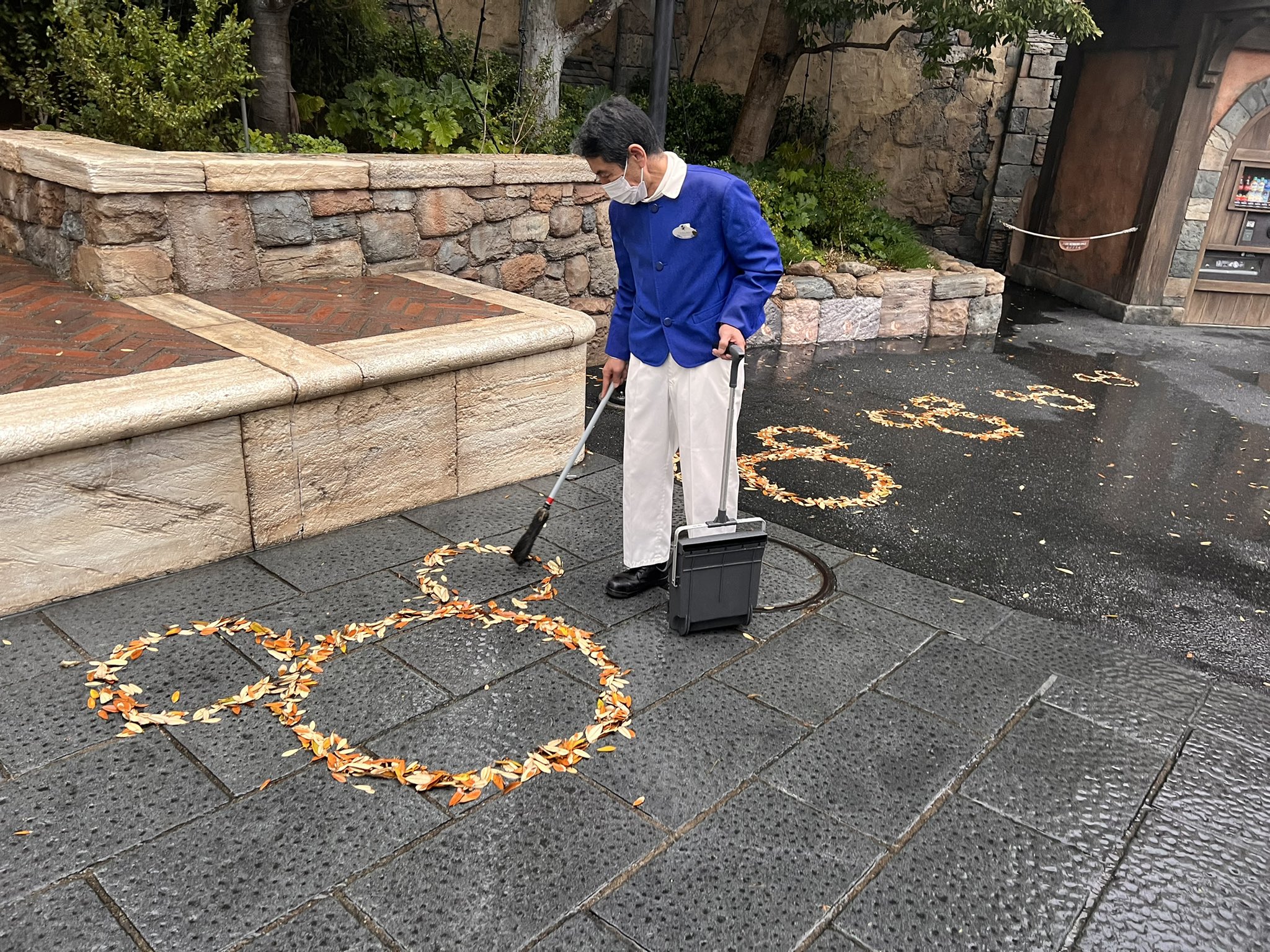 みい 久々のディズニー 雨が降る中 スタッフの方がせっせと落ち葉 でミッキーマトリョーシカ作ってた えー すごーい って言ったら いやいや そんなことないです って照れてたのがなんか癒された 雨 でも楽しませる工夫が