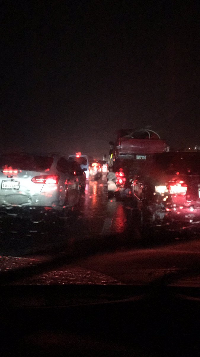 Autopista las americas más de una hora parado en un tapón, Gracias a un río que se forma que nadie a podido resolver nunca 🤦🏾