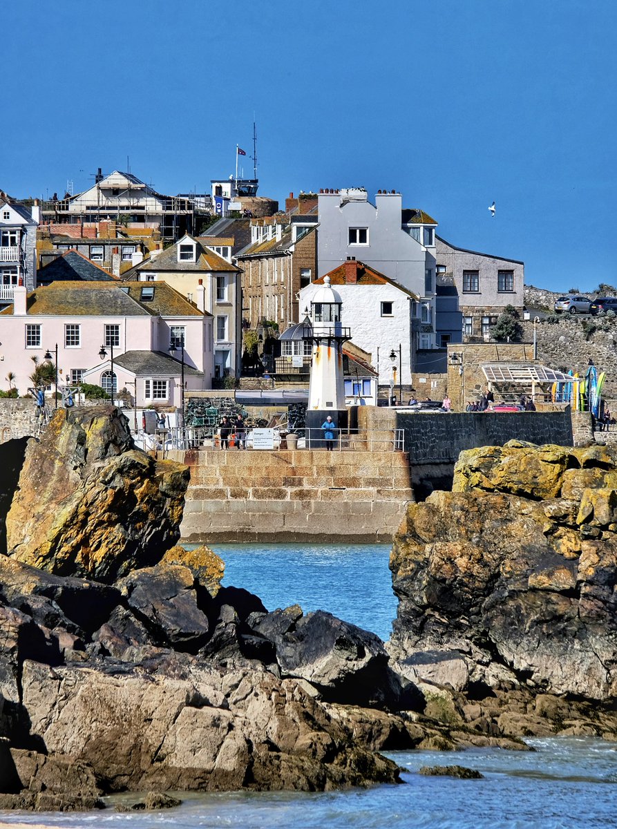 Smeaton’s pier from Porthminster.
#cornwall #kernow #lovecornwall #explorecornwall #cornishcoast #sea #ocean #visitcornwall #smeatonspier #pier #stives #stivescornwall #sky #marine #boat #fishing #fishingboat #harbour #stivesbay #sky #lighthouse  #stivesharbour #architecture