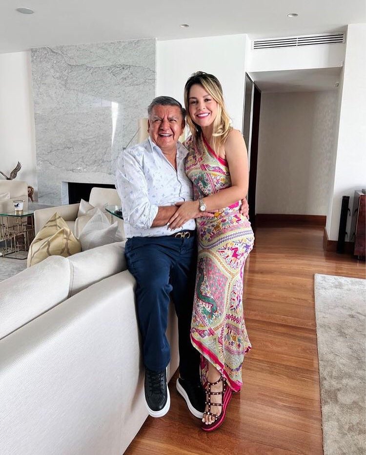 Uncafecommie's tweet photo. En fin, Aldo Miyashiro le fue infiel a Erika Villalobos después de estar casados por más de 10 años.

Yo aún creeré en el amor hasta que esta pareja se separe. https://t.co/cBnMZvZ0dR