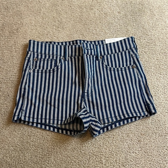 Southernn_Gem's tweet photo. So good I had to share! Check out all the items I'm loving on @Poshmarkapp #poshmark #fashion #style #shopmycloset #americaneagleoutfitters: https://t.co/bNmUhc9NyU https://t.co/nL4JBNk6Zy