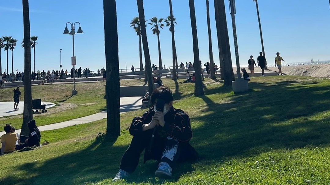 2022년 최고의 등장씬👍
LA+밤+#Jihoon = 완벽🥰
안녕 얘들아 나 또 장난친거야 ㅋㅋ 그 사람들이 정말 보고 싶은데, 벌써 집에 올 수 있어? 

Best entry scene of 2022🔥
LA+Day+#Jihoon = PERFECT🥰
Guerrilla stage to be continued🕺Guess the next place!🤫

Link) youtu.be/iik25wqIuFo