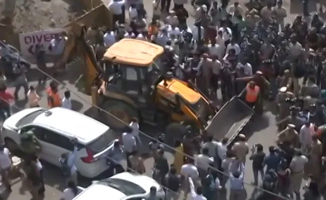 #BREAKING | Supreme Court halts demolition in Delhi's violence-hit Jahangirpuri, orders "status quo", hearing tomorrow ndtv.com/india-news/sup…