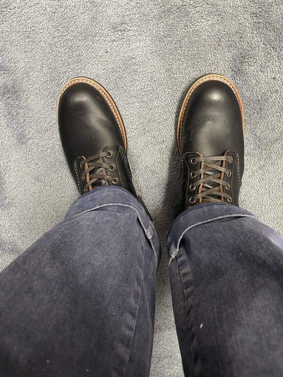 htsuno's tweet photo. 本日もブラックプレーリー。
この革がレッドウィングの革では一番足に馴染む。
ブラックスミスはその中でもカッコいいブーツだなと思う。
(上からみたらほぼフラットボックスだけど)
#redwing
#blacksmith
#blacksmith3345
#レッドウィング
#ブラックスミス
#diesel
#dfranky https://t.co/Cp2oPYxHwH