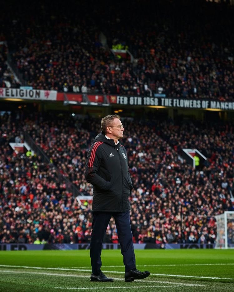 utdfocusid's tweet photo. 🗣—Ralf Rangnick: “Liverpool, Manchester City, dan Chelsea punya orang-orang pintar yang benar-benar mengerti tentang rekrutmen pemain, scouting, dan bidang kesehatan. Saya rasa klub kita sedang mengalami masalah ini, masalah yang dimana seharusnya lebih kita perhatikan.” https://t.co/UD27eT3LOg