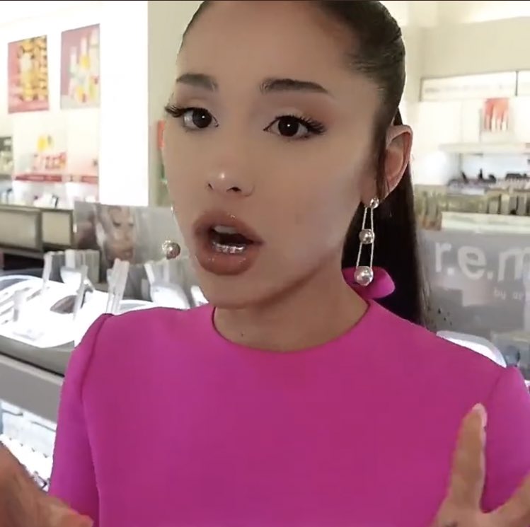 needysballs's tweet photo. ariana wearing a grill is divine https://t.co/1eR1rBxNyn