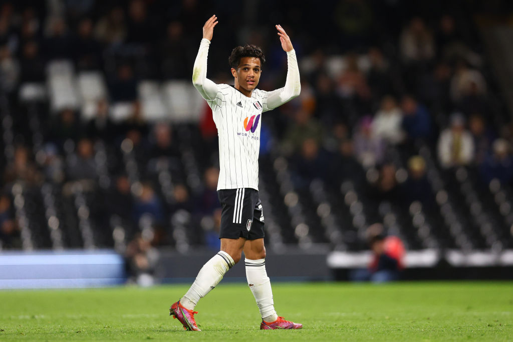 FabrizioRomano's tweet photo. Liverpool are now prepared to sign paperworks and contracts to announce Fabio Carvalho deal in the coming weeks. It was matter of respect for Fulham - but it's 100% done. Here we go confirmed. 🔴📑 #LFC 

Contract until June 2027, medical completed, 20% sell on clause included. https://t.co/H2qdynVeK9