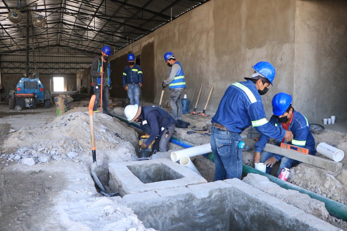 MBarbosaMX's tweet photo. Que sigan en marcha las acciones públicas, como lo es esta obra. Aún falta la segunda etapa y el equipamiento, pero será uno de los rastros más modernos en el estado para generar más condiciones de salud e higiene. https://t.co/PopeS0Ng6I