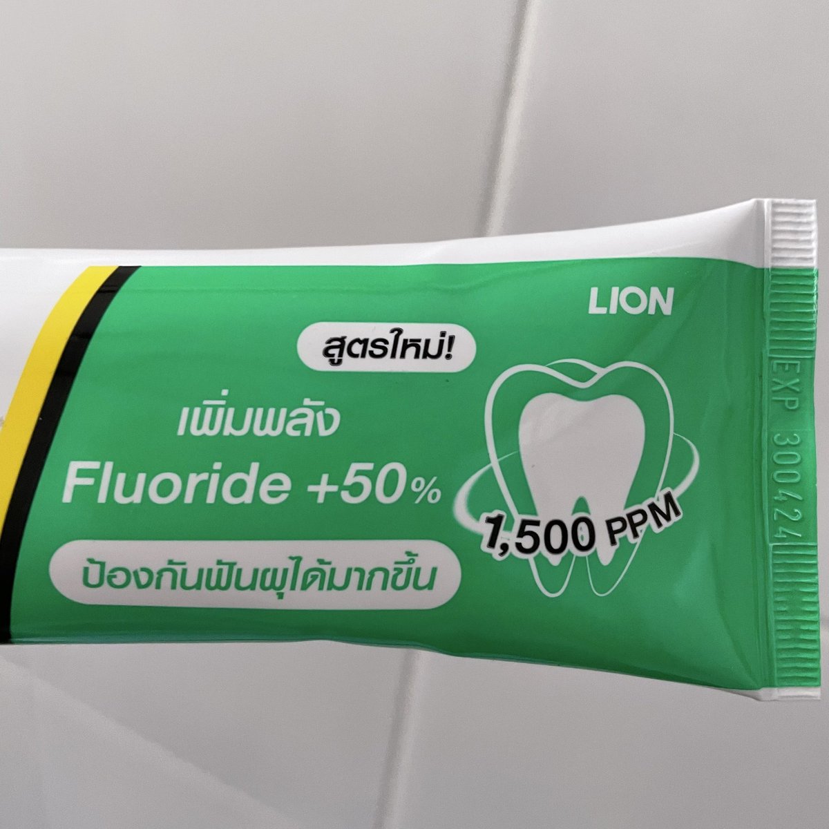 saroreview's tweet photo. ยาสีฟันที่ป้องกันฟันผุได้ควรมีฟลูออไรด์เข้มข้น 1500 ppm น้า ใครจะไปหาซื้อลองสังเกตข้างหลอดหาคำว่า “sodium fluoride” แต่ ppm น่าจะไม่ได้เขียนไว้ทุกแบรนด์ https://t.co/LYGxzC63B7