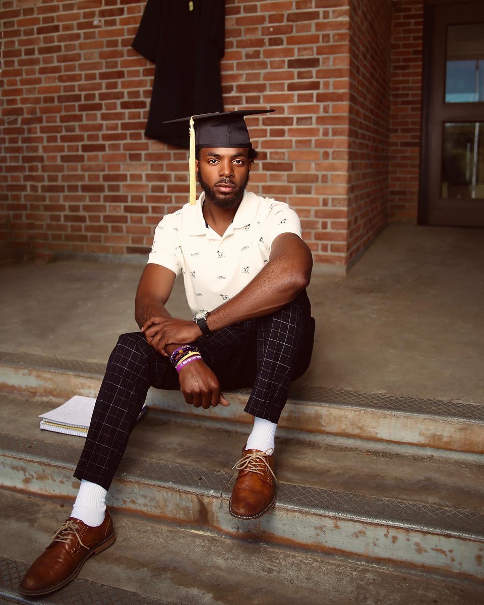 DJVSLS's tweet photo. Reporter: Do you have any last words before you walk across the stage?

Gee:  I'M OWT🐾

Shot by: @DJVSLS 🥶 https://t.co/AIFoC23inu