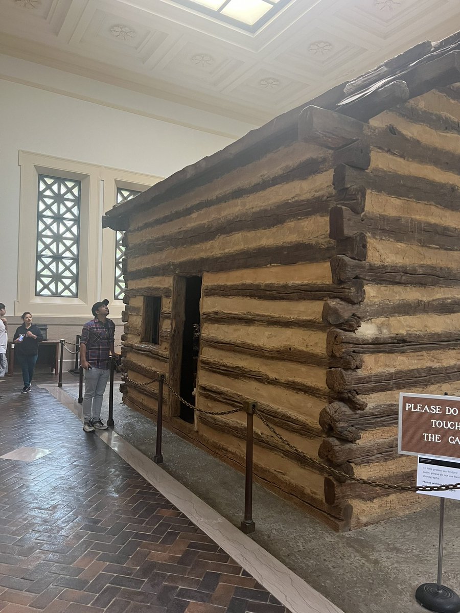 सामान्य गाउको काठ र माटोले बनेको सानो घरमा जन्मिएका अब्राहम लिङकनको स्वतन्त्रता को  आन्दोलन र राष्ट्रपति सम्मको यात्रा साच्चिकै प्रेरणादायी छ । यसपाली अमेरिका यात्राको ठुलो उपलब्धि उनको जन्मस्थान पुग्नु पनि भयो !