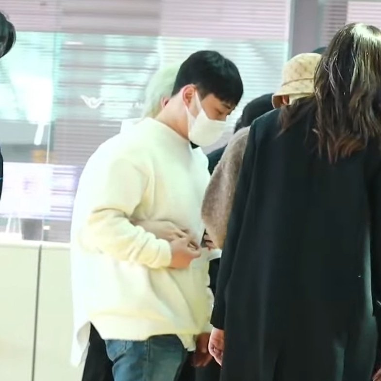 _AltAurora_'s tweet photo. Yeosang hugging their manager 
IM IN TEARS
@ATEEZofficial #에이티즈 #ATEEZ https://t.co/Jtmk6sGIm7