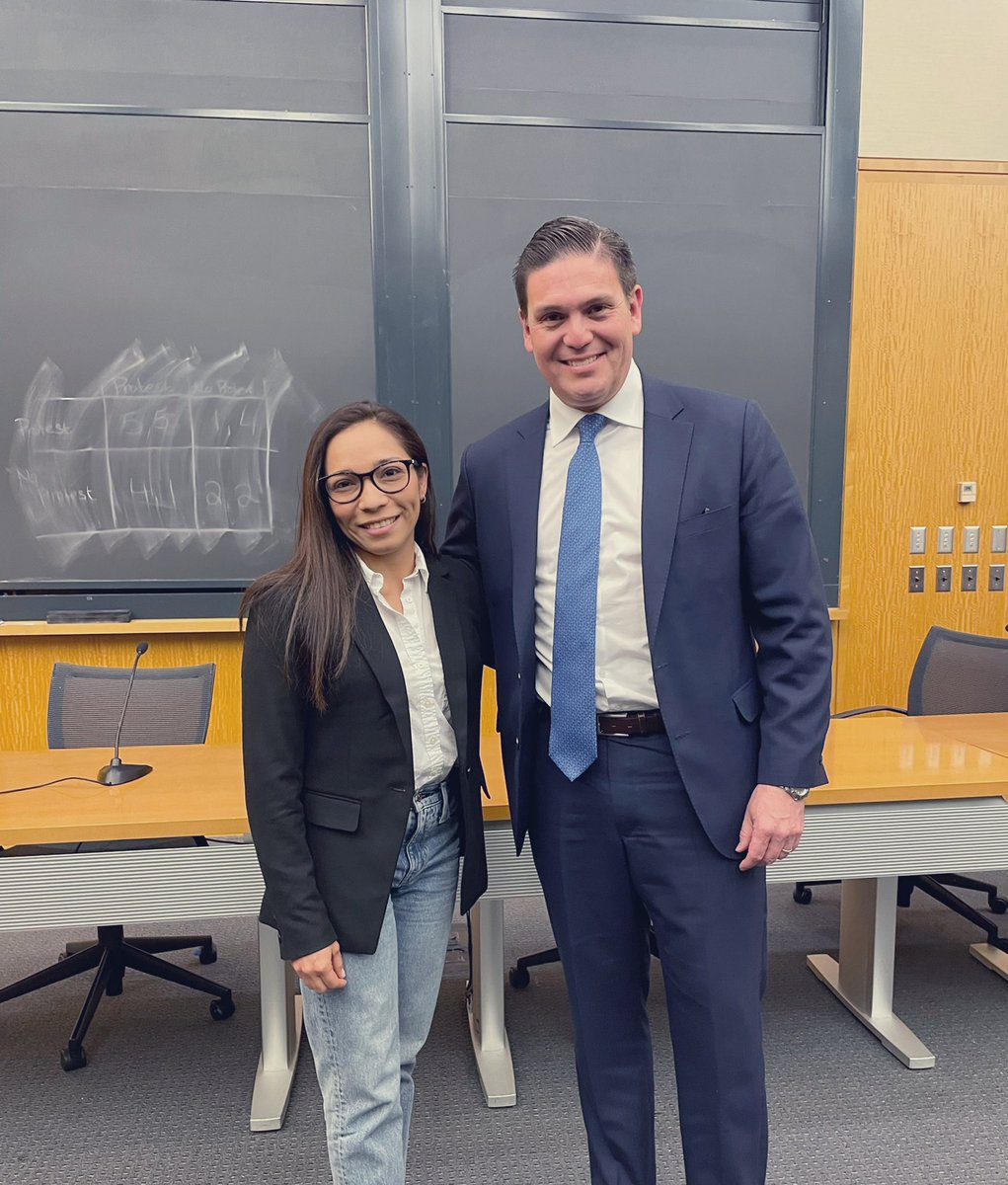 ncsv2544's tweet photo. With Colombia’s ambassador to the United States Juan C. Pinzón. On my ❓in regards to strengthening 🇭🇳🇨🇴relations he said “🇨🇴 has a responsibility to continue its support to 🇭🇳 in tackling its challenges with security, and also continue with 🇭🇳🇨🇴economic cooperation.
#LATAMStrong https://t.co/61Nte09Syf