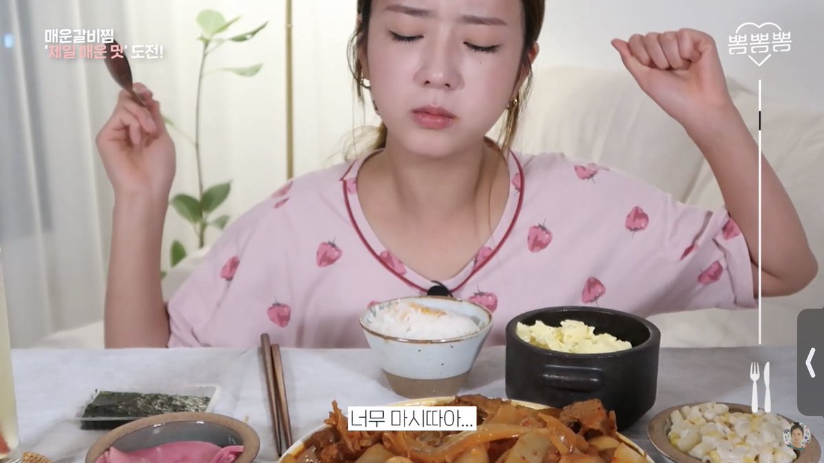 IA_myamy's tweet photo. Just Bbomi modest style..her ways of appreciating every ๐ she received. She still wear the PJ from weekly idol (during iss era) and slippers from Apinkation ๐ฅฐ๐ฅนโค๏ธ #Bomi #Apink #Apinkation #WeeklyIdol https://t.co/spAwj65idq