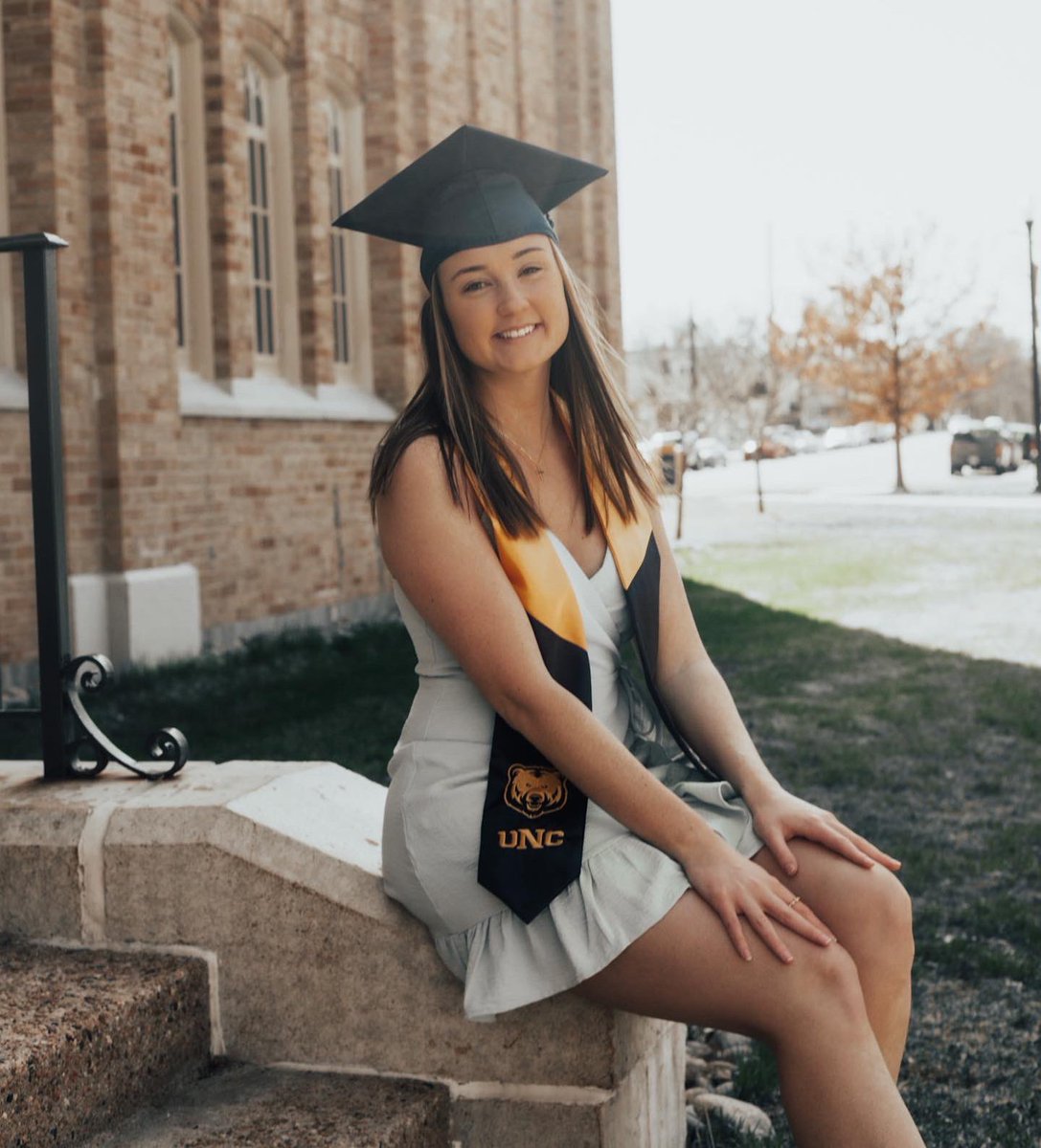 Got my graduation photos today and I couldn’t be happier with them! 18 days until graduation 💙💛