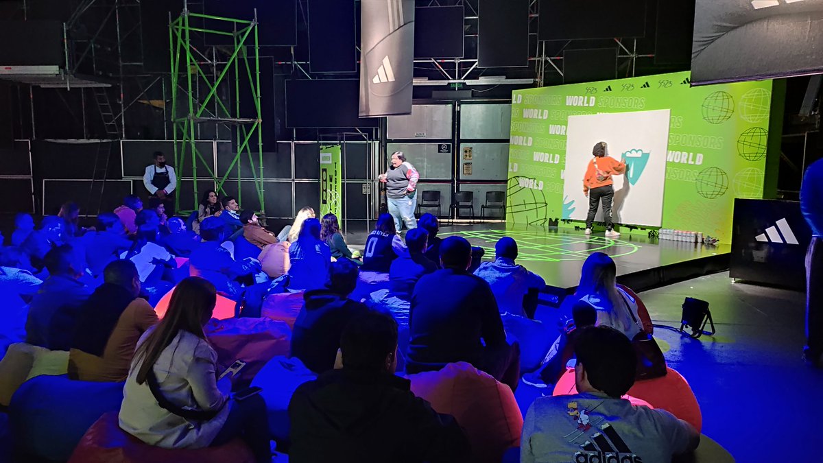 lapesadademoda's tweet photo. Hoy fui speaker en el #WorldSponsors de @adidasCO  y mientras yo hablaba, la genia @greenamarilla 🔝 🙌(iG) hizo un cuadro de la historia que iba contando. 
Amé 😍🥹😍🥹😍🥹😍🥹😍 https://t.co/MpoFTc5FI2