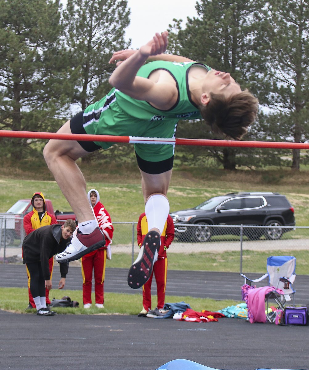 SCIStephanie's tweet photo. TR: Mason Combs of @wcpawpride makes it look easy as he clears the bar in the high jump at Tri County. #wcpawpride #eventwinner #moreflexiblethaniam https://t.co/RoLElK1DUA