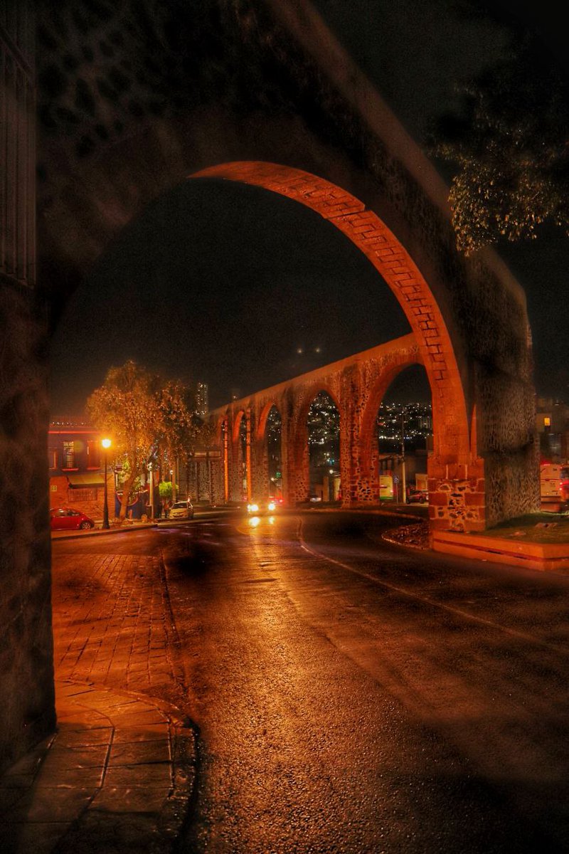 Cerrando el día con una caminata y disfrutando de las calles de nuestro #Querétaro. ✨🚶 ¡Deseándoles una gran noche!