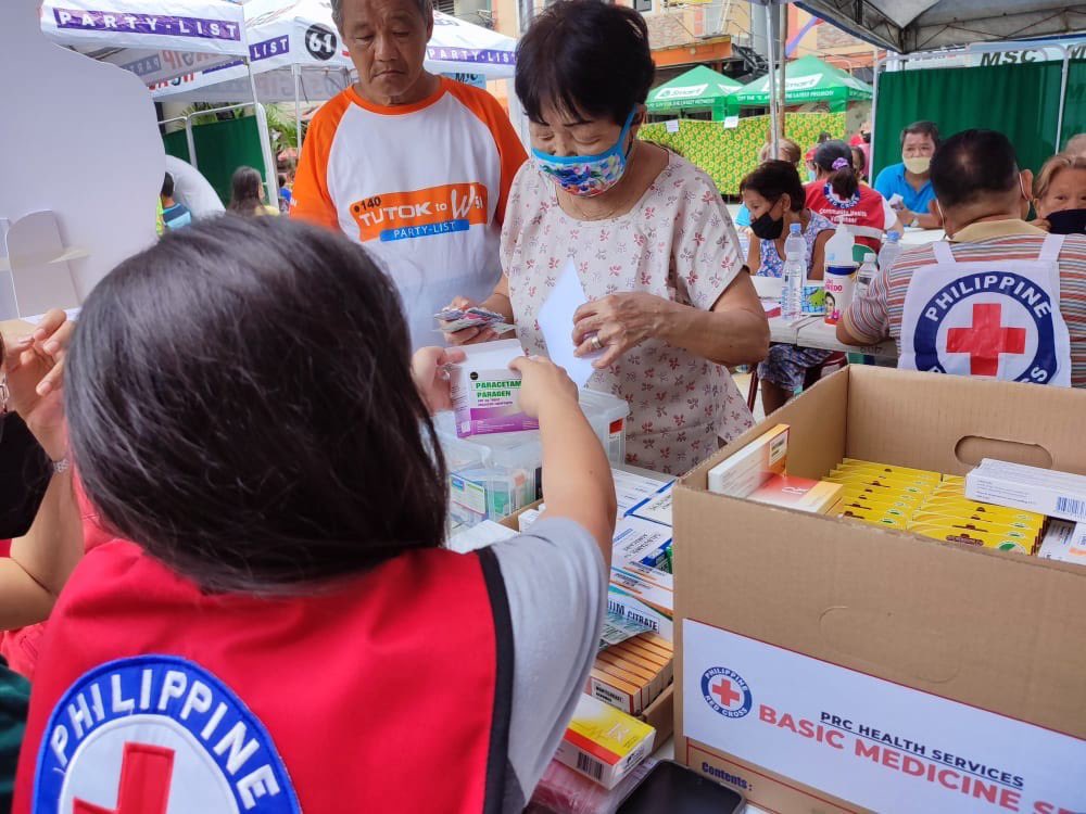 philredcross's tweet photo. In Brgy. 409, Sampaloc, Manila, 450 people were served by the #PRCHealthCaravan which includes:
✅ Health Consultation/Health Kits
✅ Health & Hygiene Promotion
✅ First Aid Training
✅ COVID-19 Vaccination
✅ Hot Meals
✅ Blood typing/letting
✅ DMS Board Game
#RedCross https://t.co/tnmkdhxnM9
