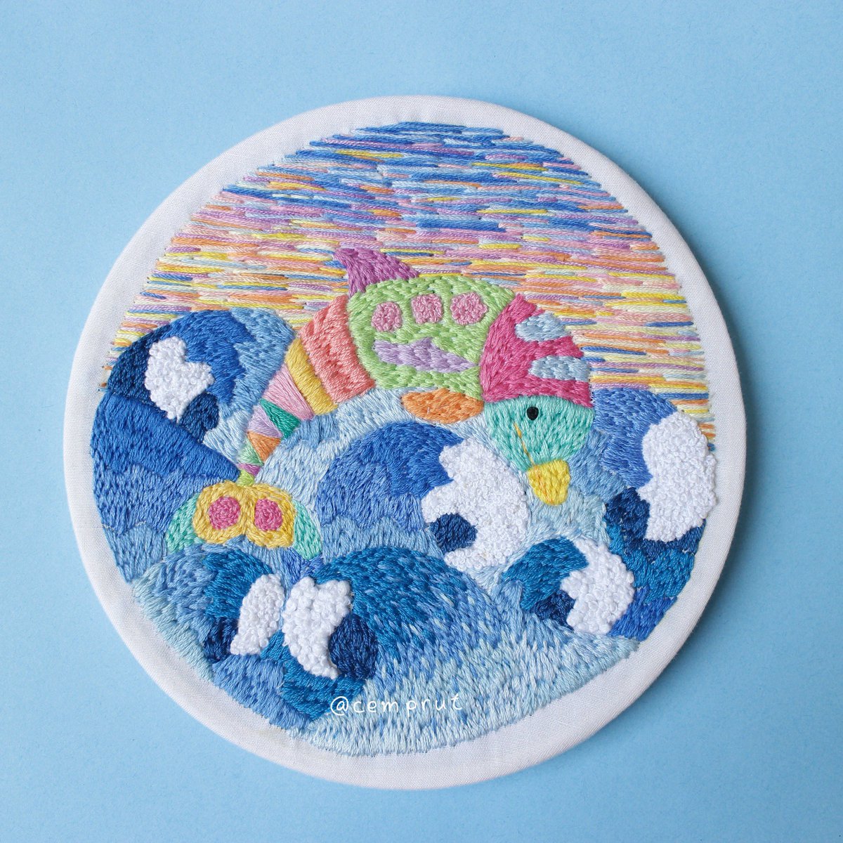 WibowoAphrodita's tweet photo. GM from this Dolphin Hand Embroidery 🪡🧵🐬🌊💙

At first this is my personal project,stitching just for fun💙
Then a friend asked me to buy it to be a birthday present for a Wonder Woman from Pangandaran,so I said yes👌🏻😅💙

Hope u have a productive day mates 🙋🏻��♀️

Craft On !!! https://t.co/ptpUk41yr6