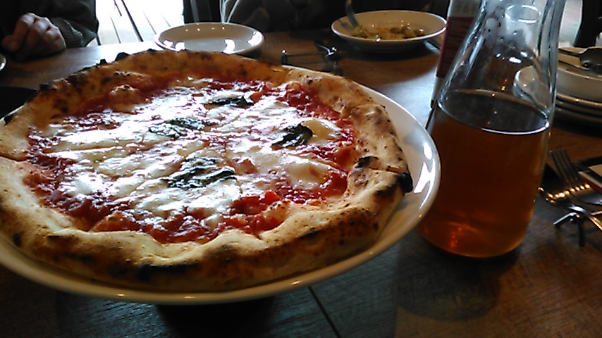 xLcZ99tAp9UUgAZ's tweet photo. 2000円以上の飲食でピザ1枚サービスという所があって、食べに行った。パスタもピザも美味しかったけど、濃厚プリンが初めて食べる食感で知ってるプリンより硬くて、でも凄く美味しかった。
#BANSAN
#濃厚プリン https://t.co/RY1vupiedI