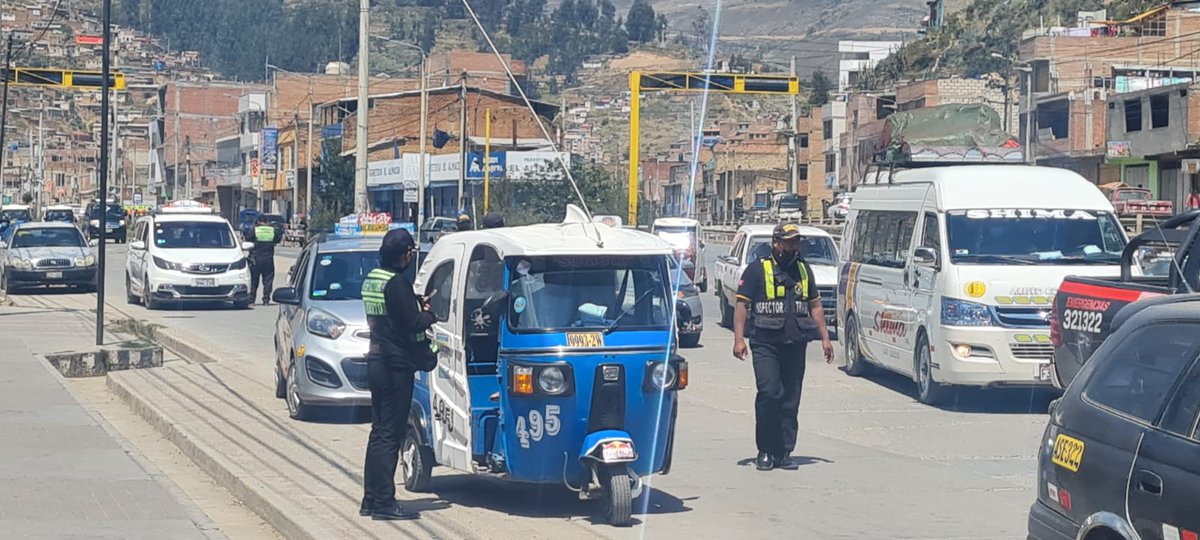 munitarma's tweet photo. #Operativos
La Subgerencia de Tránsito realizó un operativo a los vehículos de transporte público para solicitar su tarjeta de circulación y cumplimiento de protocolos. https://t.co/uIzFp5YF2E