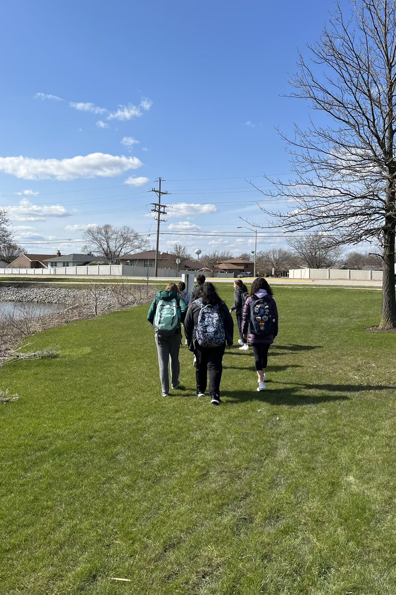 VJAGreenTeam's tweet photo. Green Team enjoying the lovely afternoon sunshine on “Take a Hike Tuesday!” #vjaearthweek @AndrewHS_d230 https://t.co/ld9do0bCfc